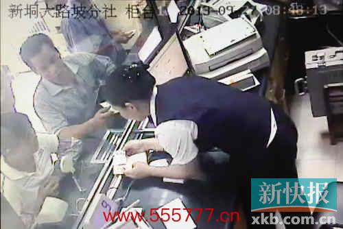 ■录像显示：9月27日8时48分恐怖短故事，邓某林进入银行代父取钱，第一次被拒。（视频截图）